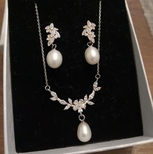 Silver and Pearl Leaf Necklace Set
